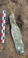 Находки с поселения: бронзовый нож (in situ), переделанный в долото.