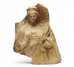 Находки с поселения: терракотовая протома богини. III в. до н.э.