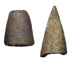 Находки с поселения: глиняное пряслице и костяной наконечник.
