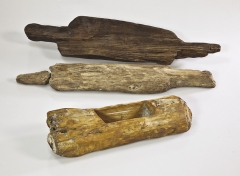 Находки с поселения: деревянные предметы из заполнения колодцев.